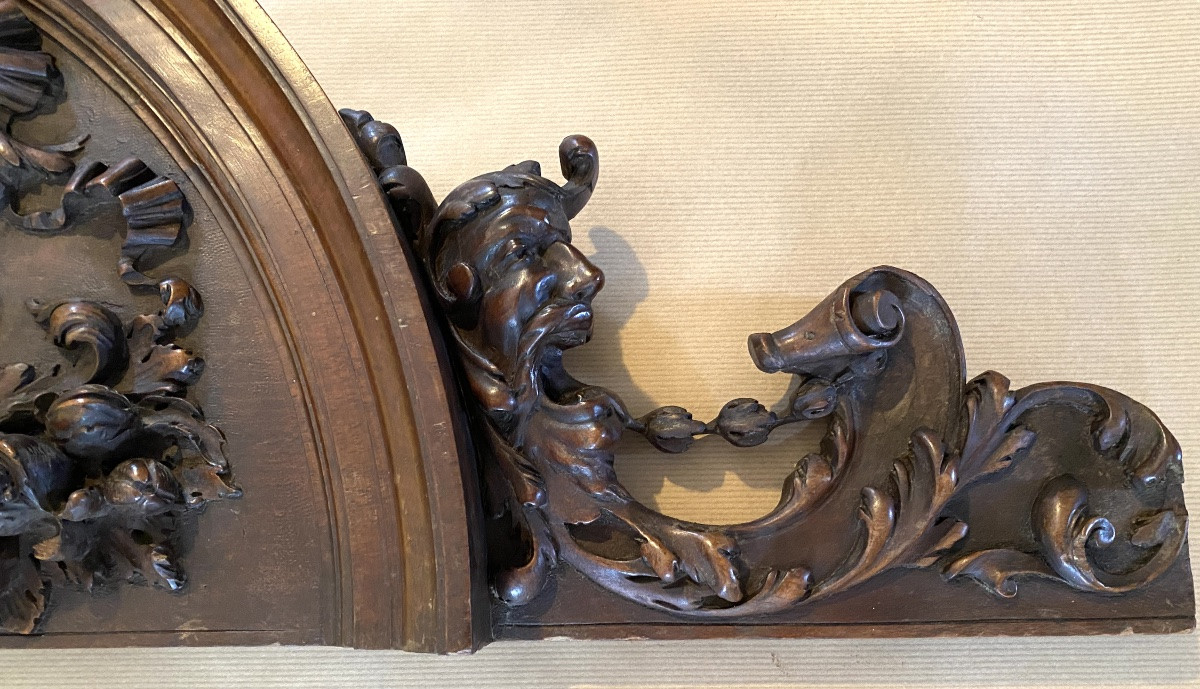 Grand fronton en bois sculpté XIXème. Décor tête de diable, rubans et cornes d’abondance.-photo-1