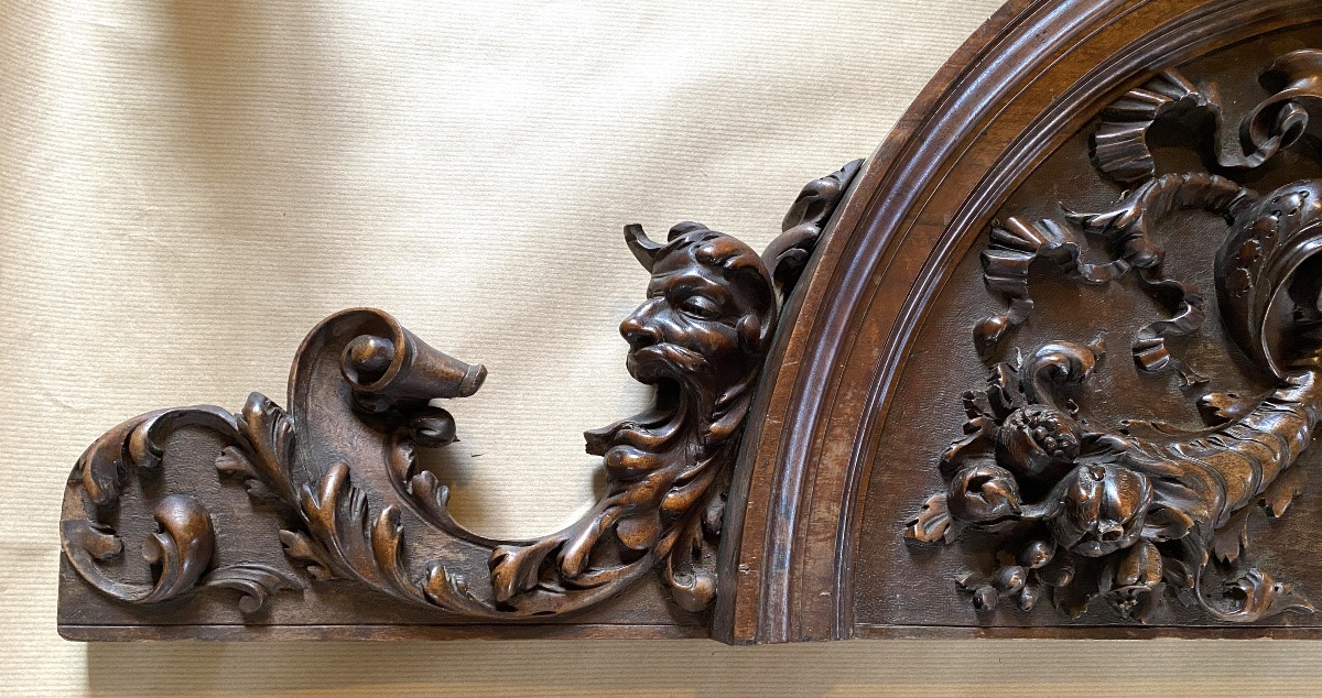 Grand fronton en bois sculpté XIXème. Décor tête de diable, rubans et cornes d’abondance.-photo-2