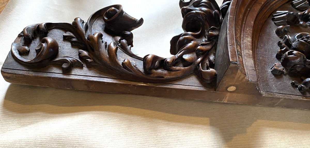 Grand fronton en bois sculpté XIXème. Décor tête de diable, rubans et cornes d’abondance.-photo-3