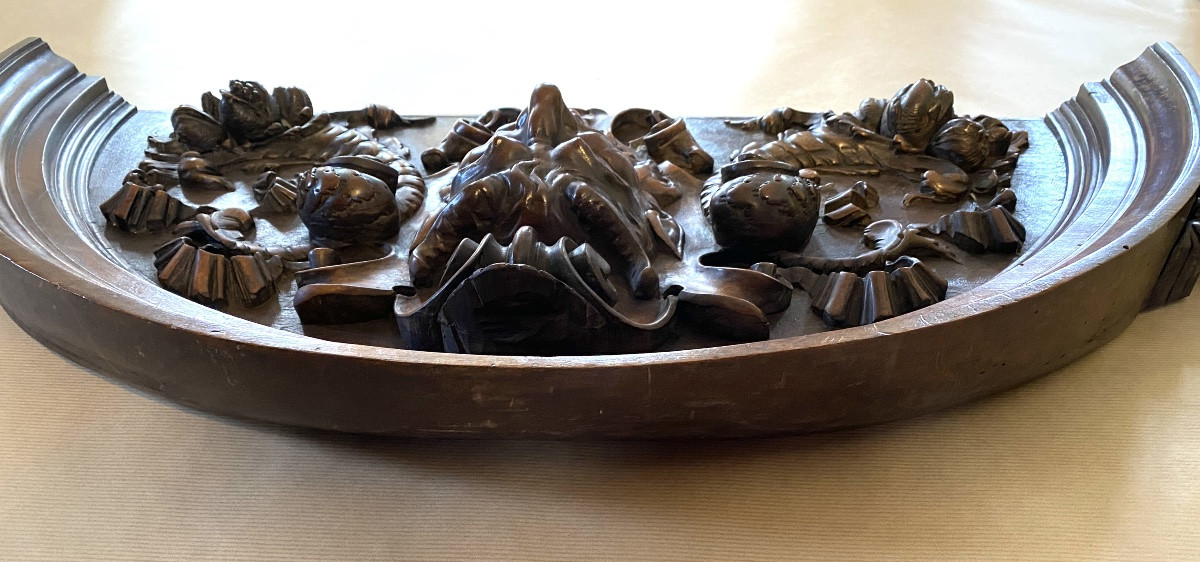 Grand fronton en bois sculpté XIXème. Décor tête de diable, rubans et cornes d’abondance.-photo-4