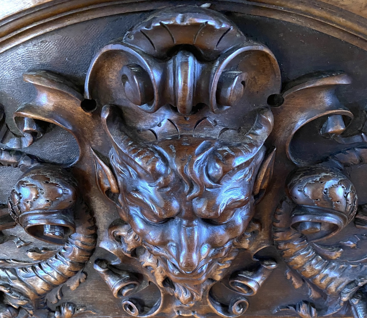 Grand fronton en bois sculpté XIXème. Décor tête de diable, rubans et cornes d’abondance.-photo-5