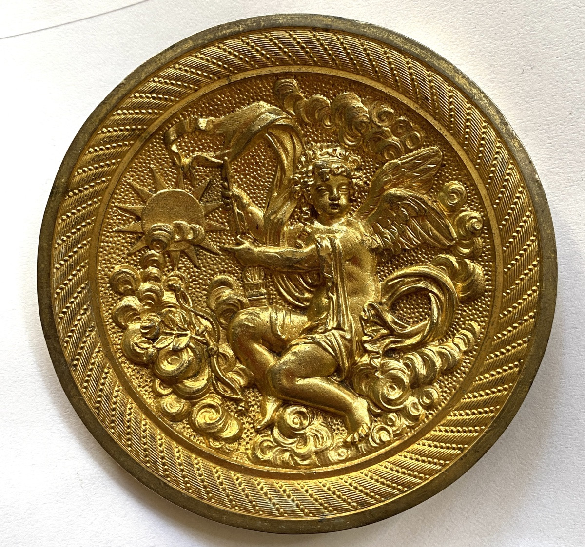 Médaillon en bronze doré début XIXème. Eros. Cupidon sur un nuage. -photo-2