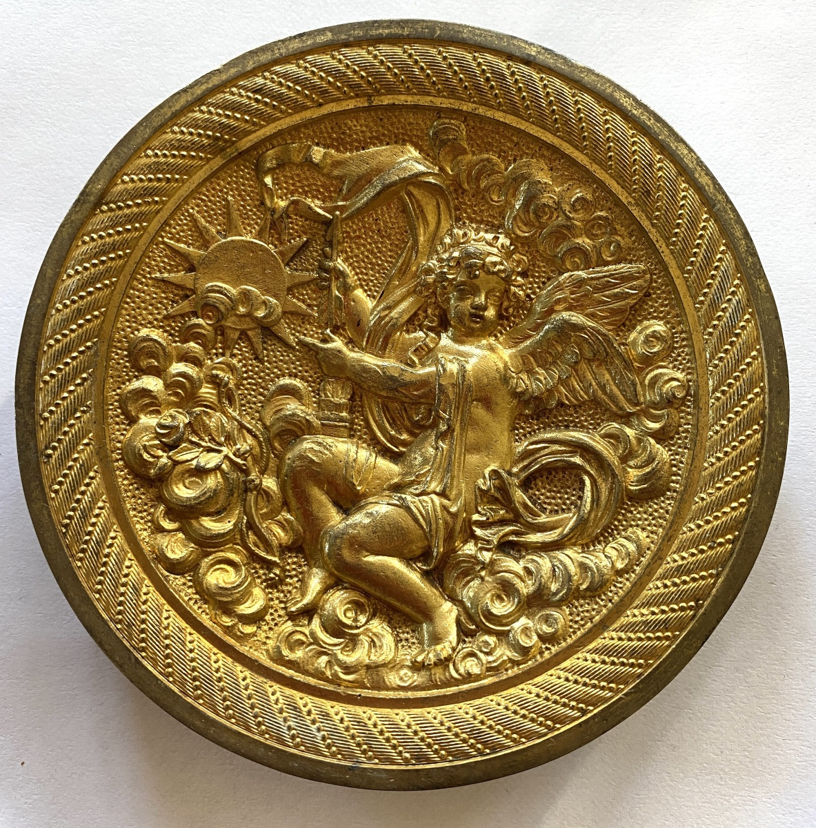 Médaillon en bronze doré début XIXème. Eros. Cupidon sur un nuage. 