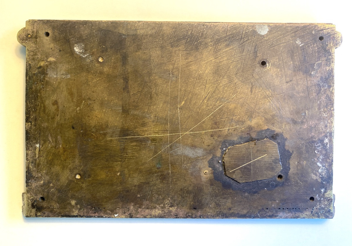 Plaque en bronze doré début XXème. Décor cols de cygne sur une coupe et feuilles d’acanthe.-photo-1