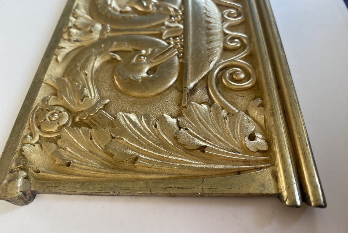Plaque en bronze doré début XXème. Décor cols de cygne sur une coupe et feuilles d’acanthe.-photo-4