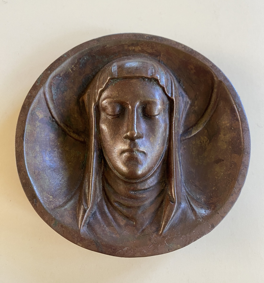 Médaillon en bronze à patine brune XIXème. Visage auréolé en haut relief de la Vierge Marie. -photo-2