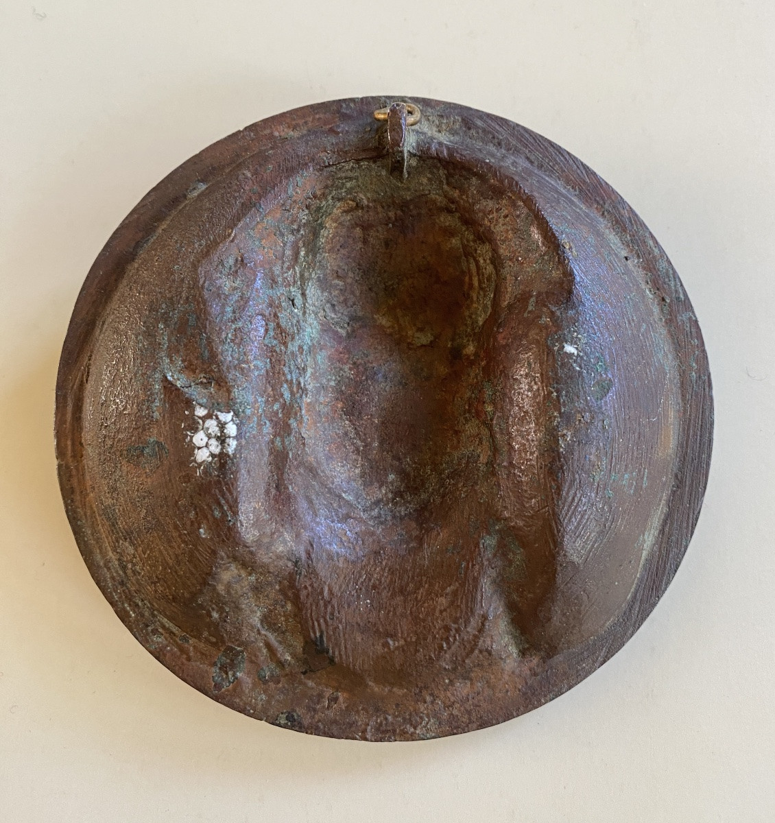 Médaillon en bronze à patine brune XIXème. Visage auréolé en haut relief de la Vierge Marie. -photo-1