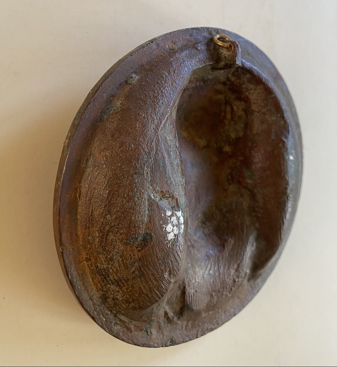 Médaillon en bronze à patine brune XIXème. Visage auréolé en haut relief de la Vierge Marie. -photo-2