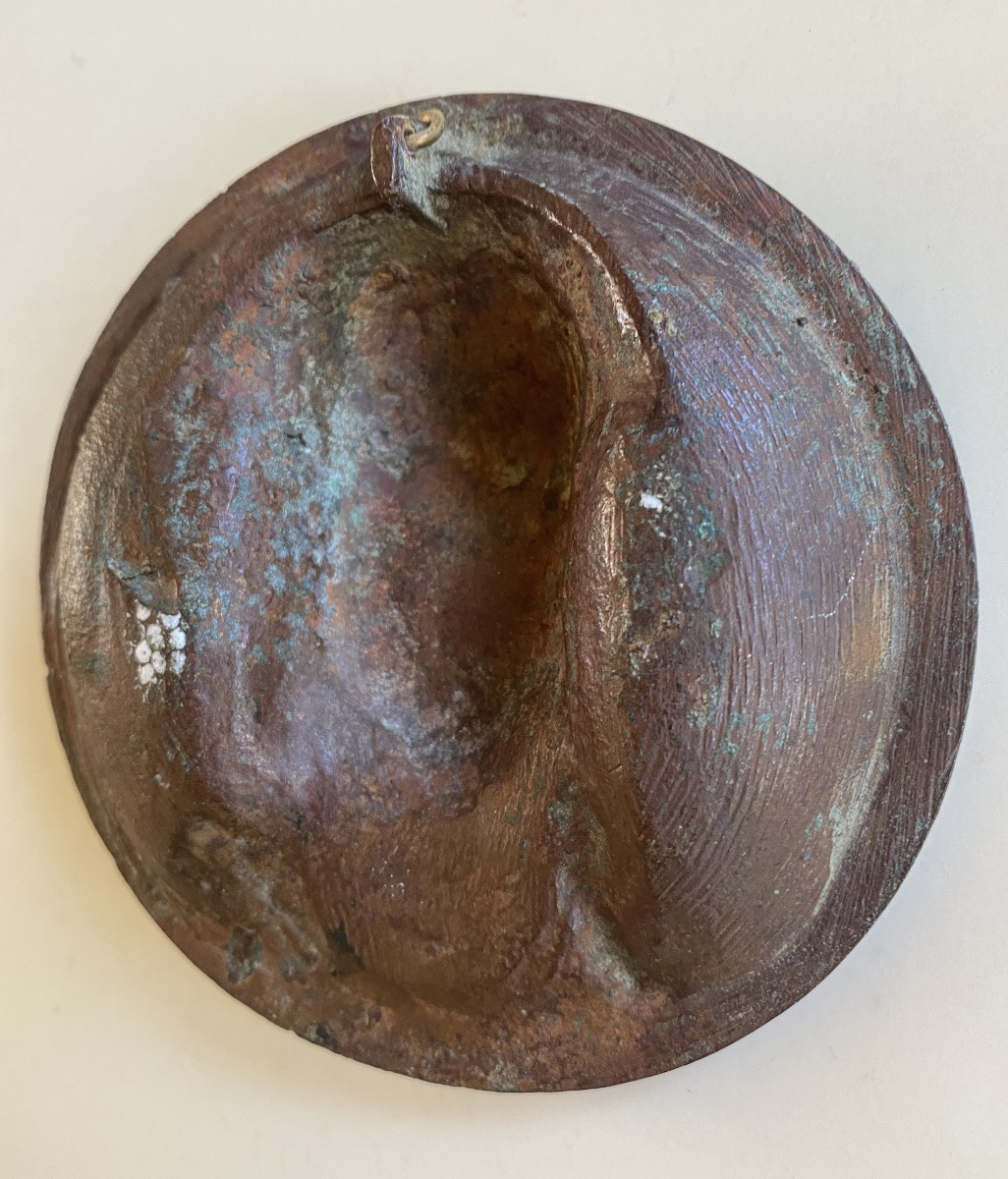 Médaillon en bronze à patine brune XIXème. Visage auréolé en haut relief de la Vierge Marie. -photo-3