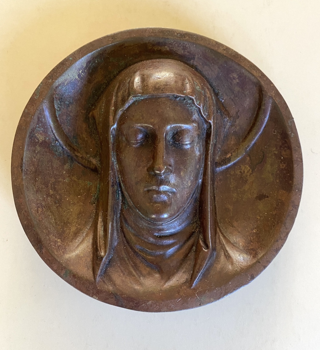 Médaillon en bronze à patine brune XIXème. Visage auréolé en haut relief de la Vierge Marie. -photo-4