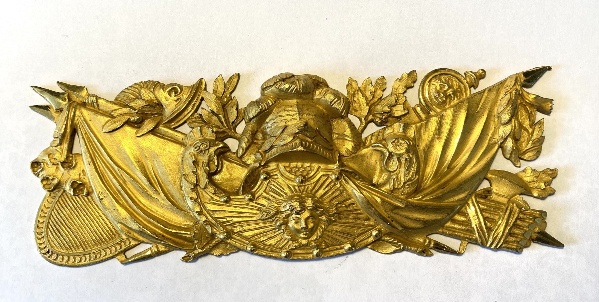 Ornamental Plaque In 19th Gilt Bronze. Trophies And Military Attributes Surrounding Apollo.-photo-2