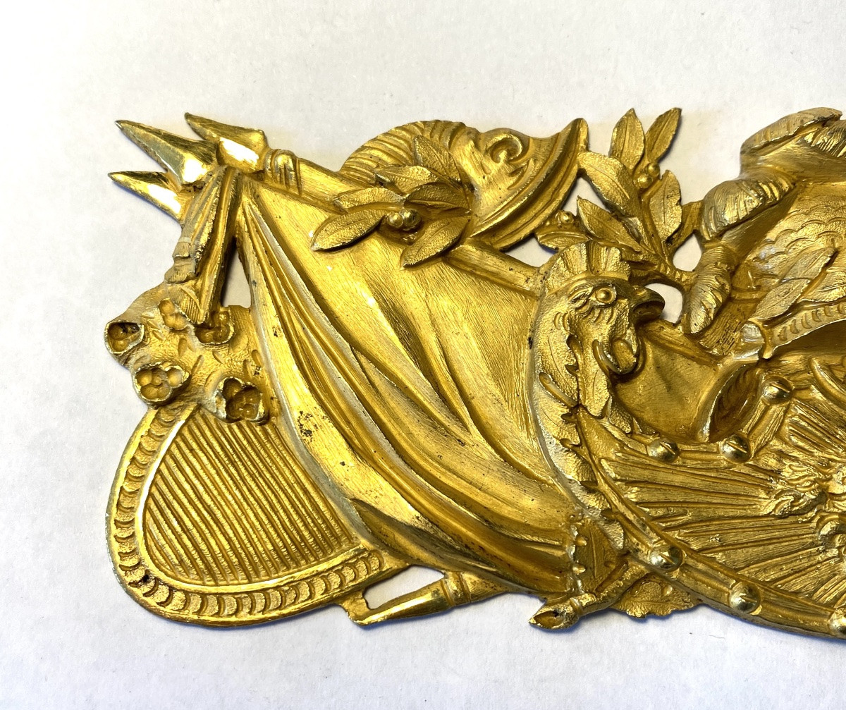 Ornamental Plaque In 19th Gilt Bronze. Trophies And Military Attributes Surrounding Apollo.-photo-3