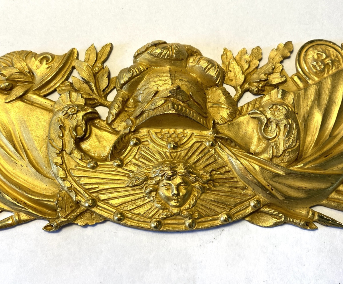 Ornamental Plaque In 19th Gilt Bronze. Trophies And Military Attributes Surrounding Apollo.-photo-4