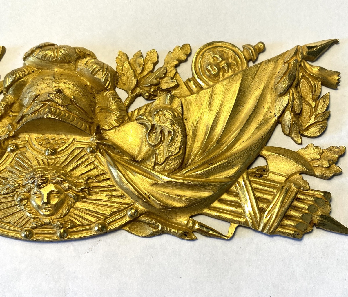 Ornamental Plaque In 19th Gilt Bronze. Trophies And Military Attributes Surrounding Apollo.-photo-1