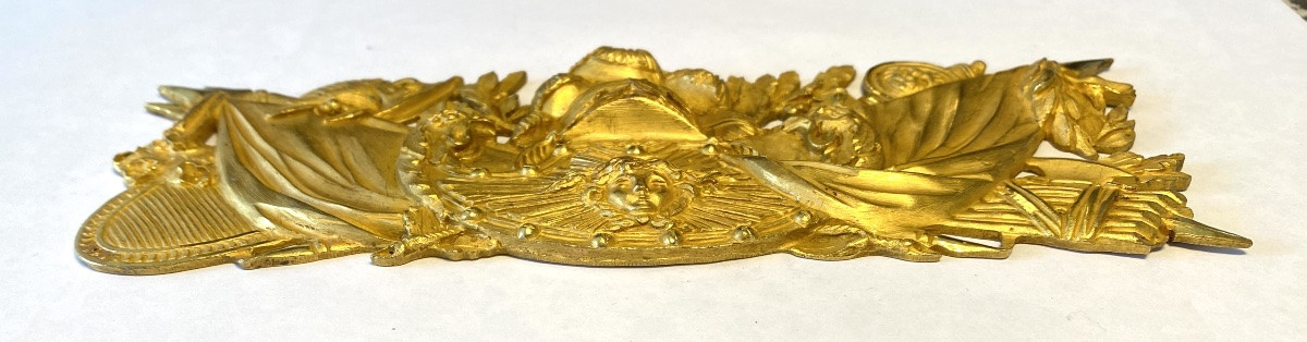 Ornamental Plaque In 19th Gilt Bronze. Trophies And Military Attributes Surrounding Apollo.-photo-3
