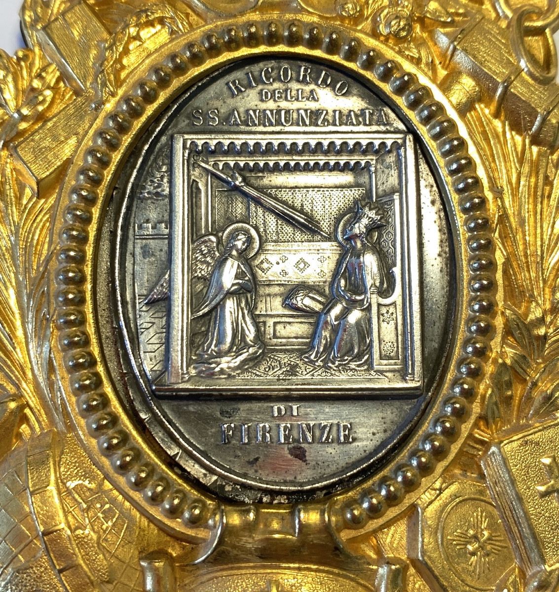XIXth Religious Ex-voto. The Annunciation. Gilded Brass Frame And Silver-plated Medallion.-photo-1