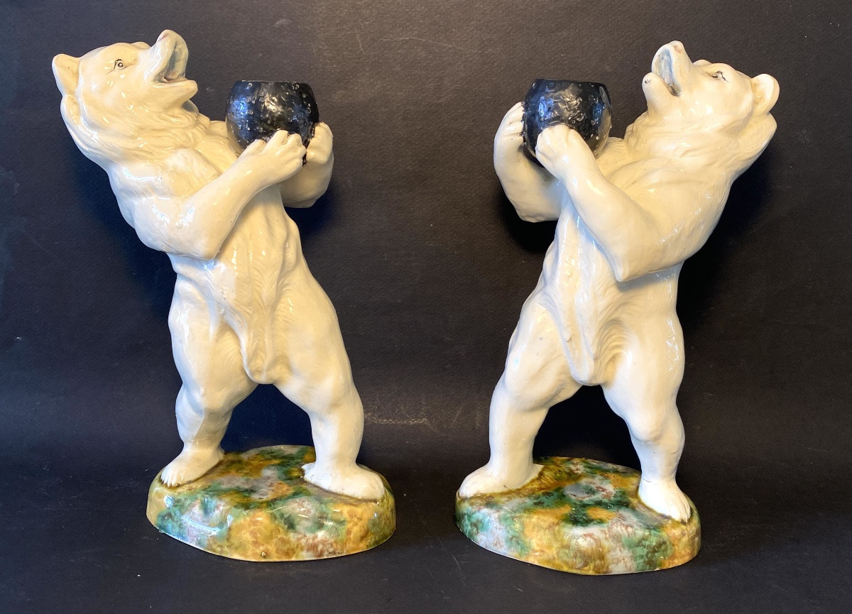 Georges Dreyfus. Paire de bougeoirs en barbotine. XIXème. Ours blancs dressés.-photo-2