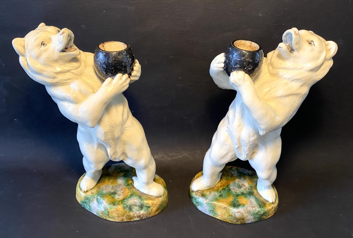 Georges Dreyfus. Paire de bougeoirs en barbotine. XIXème. Ours blancs dressés.
