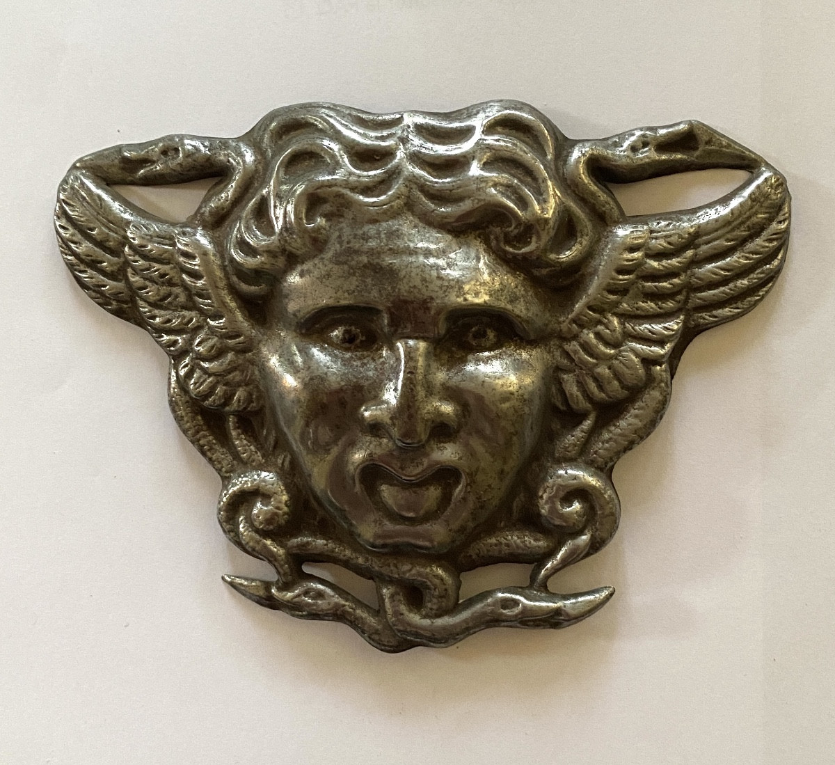 Tête de Méduse. Plaque décorative en métal estampé XIXème. -photo-1