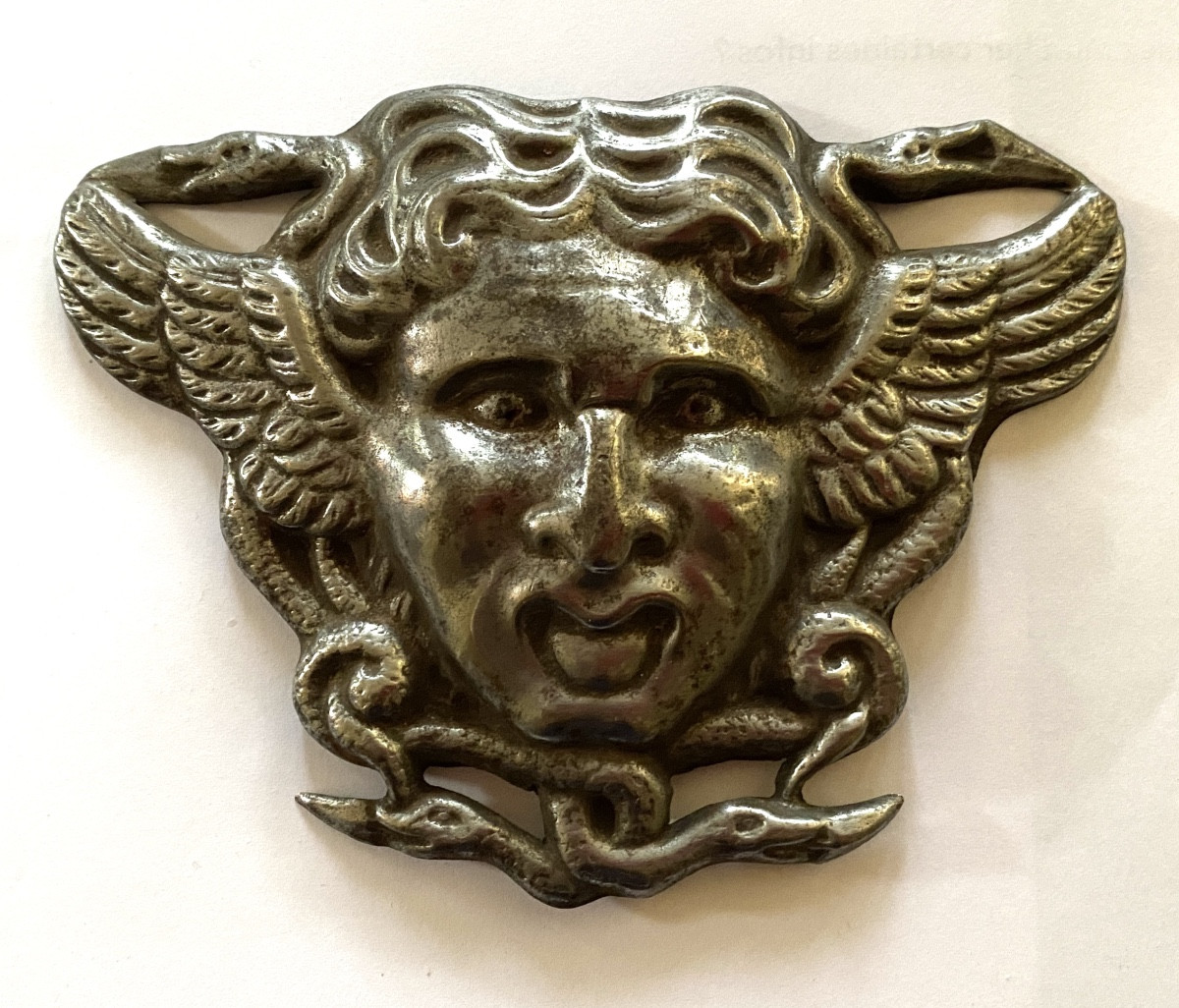 Tête de Méduse. Plaque décorative en métal estampé XIXème. 
