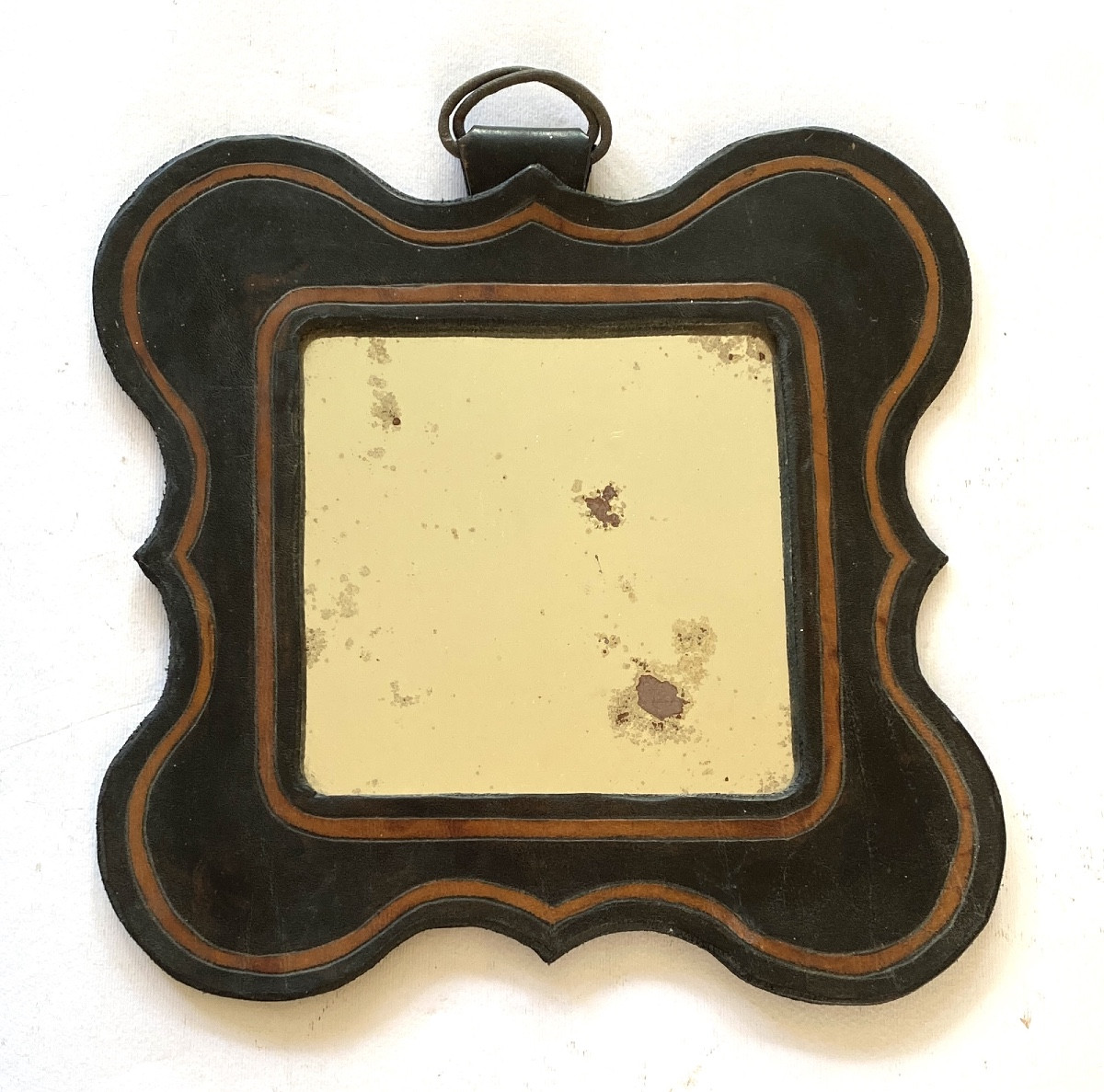Art Populaire XIXème. Miroir. Cadre en cuir découpé