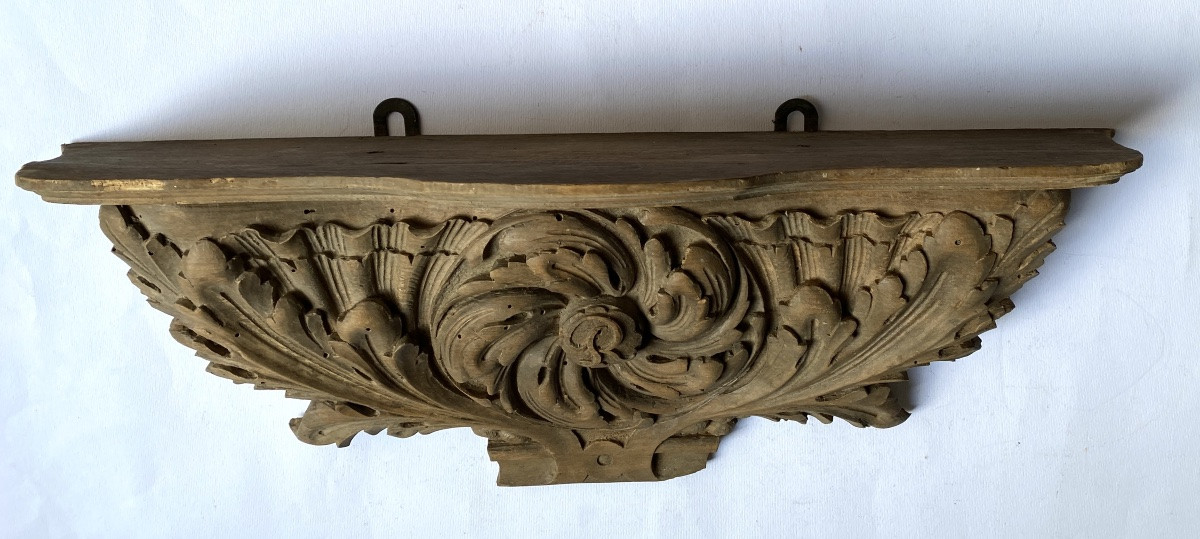Console/ sellette murale en bois sculpté XIXème. Feuilles d’acanthe et monogramme central R. -photo-2