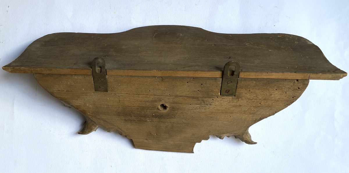 Console/ sellette murale en bois sculpté XIXème. Feuilles d’acanthe et monogramme central R. -photo-3