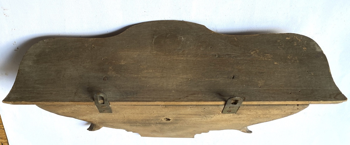 Console/ sellette murale en bois sculpté XIXème. Feuilles d’acanthe et monogramme central R. -photo-4