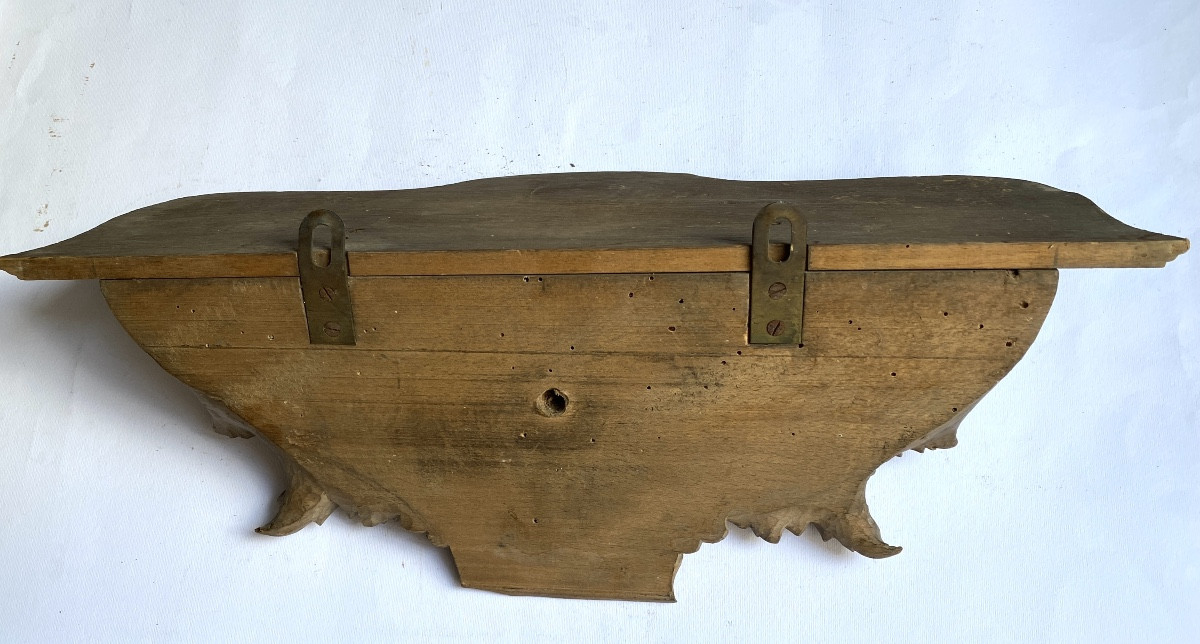 Console/ sellette murale en bois sculpté XIXème. Feuilles d’acanthe et monogramme central R. -photo-1