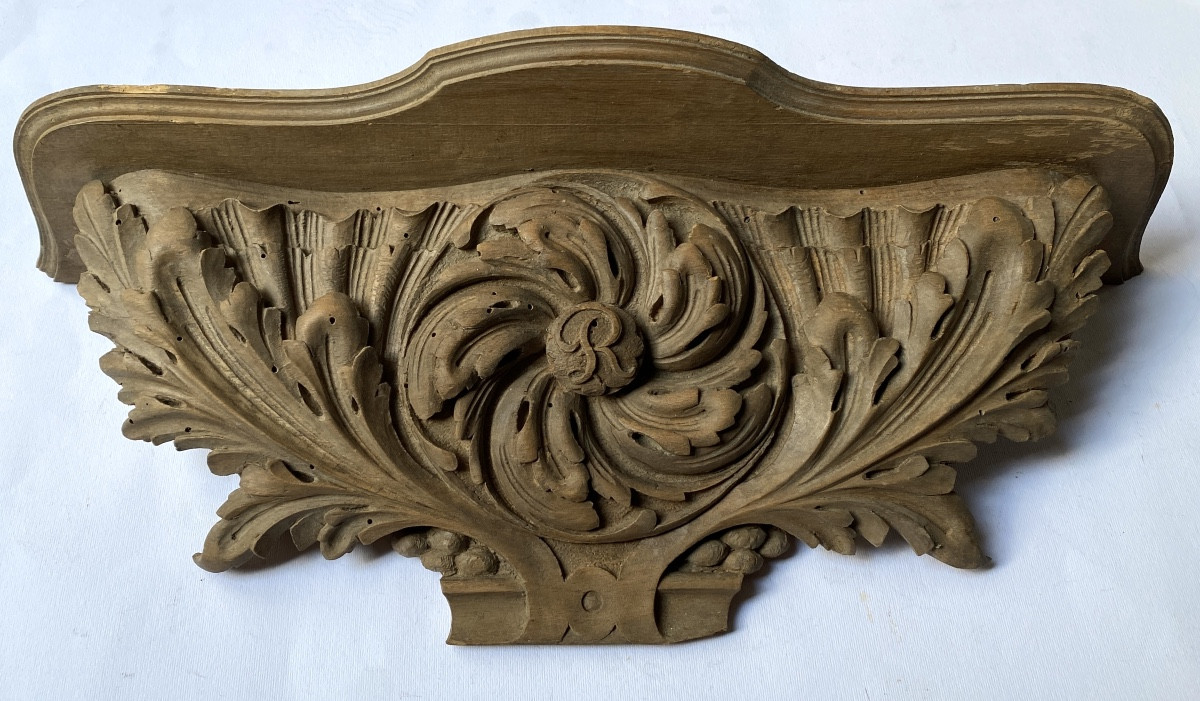 Console/ sellette murale en bois sculpté XIXème. Feuilles d’acanthe et monogramme central R. 