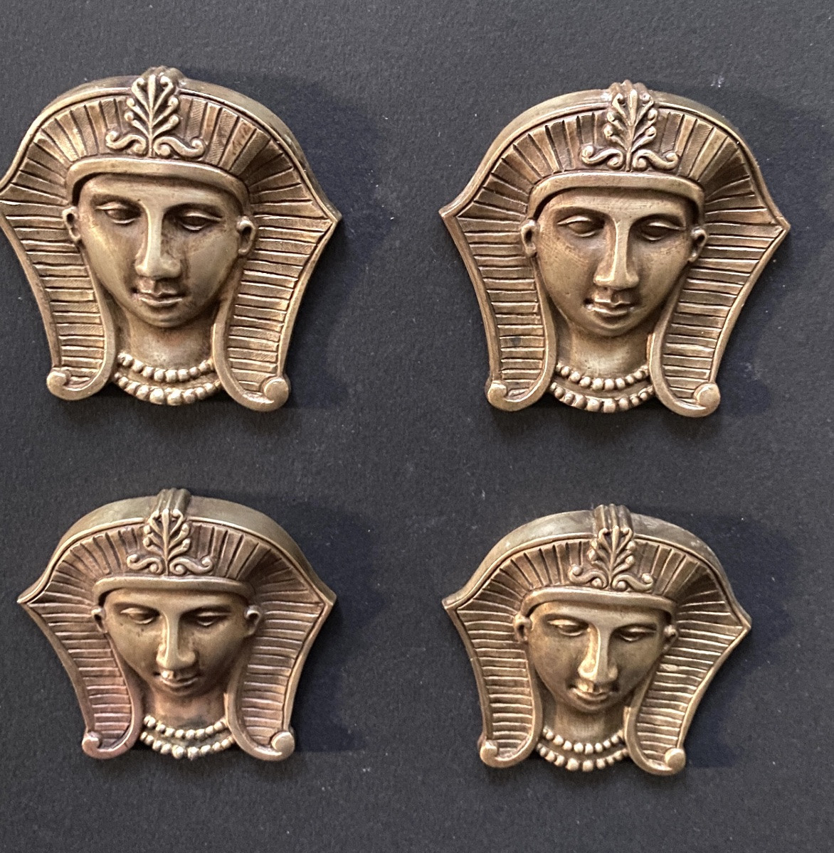 Egyptomania. Suite de quatre bronzes d’ornement XIXème. Visages de pharaons.-photo-4