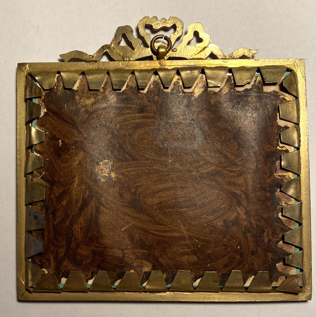 Cadre en bronze doré à suspendre. France XIXème. Style Louis XVI. -photo-2
