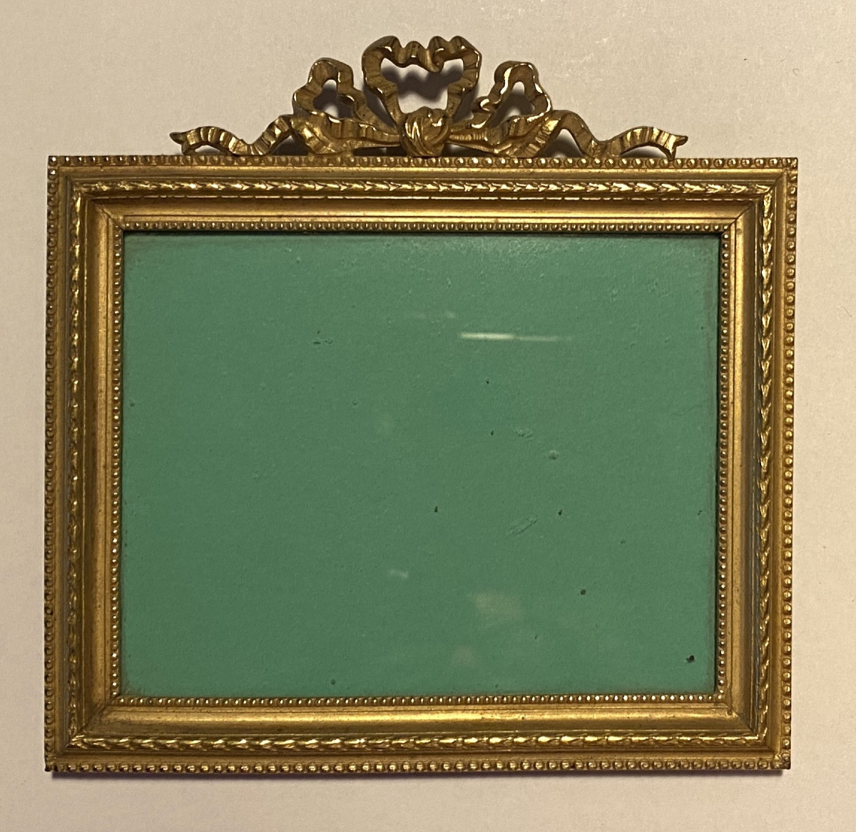 Cadre en bronze doré à suspendre. France XIXème. Style Louis XVI. 
