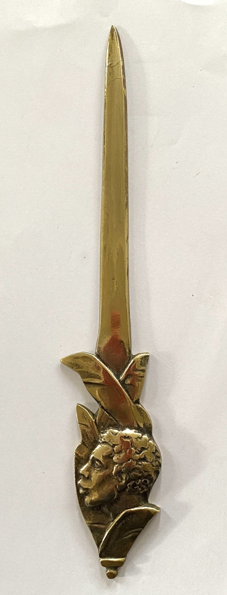 Coupe papier en bronze début XXème. Profil africaniste sur fond de feuillages exotiques. 