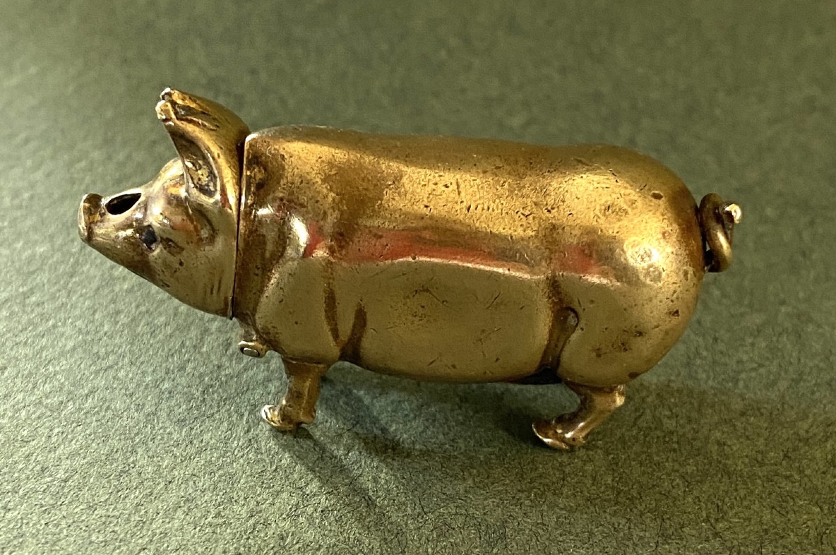 Petit Pyrogène de poche XIXème en laiton. Sujet animalier.  Cochon