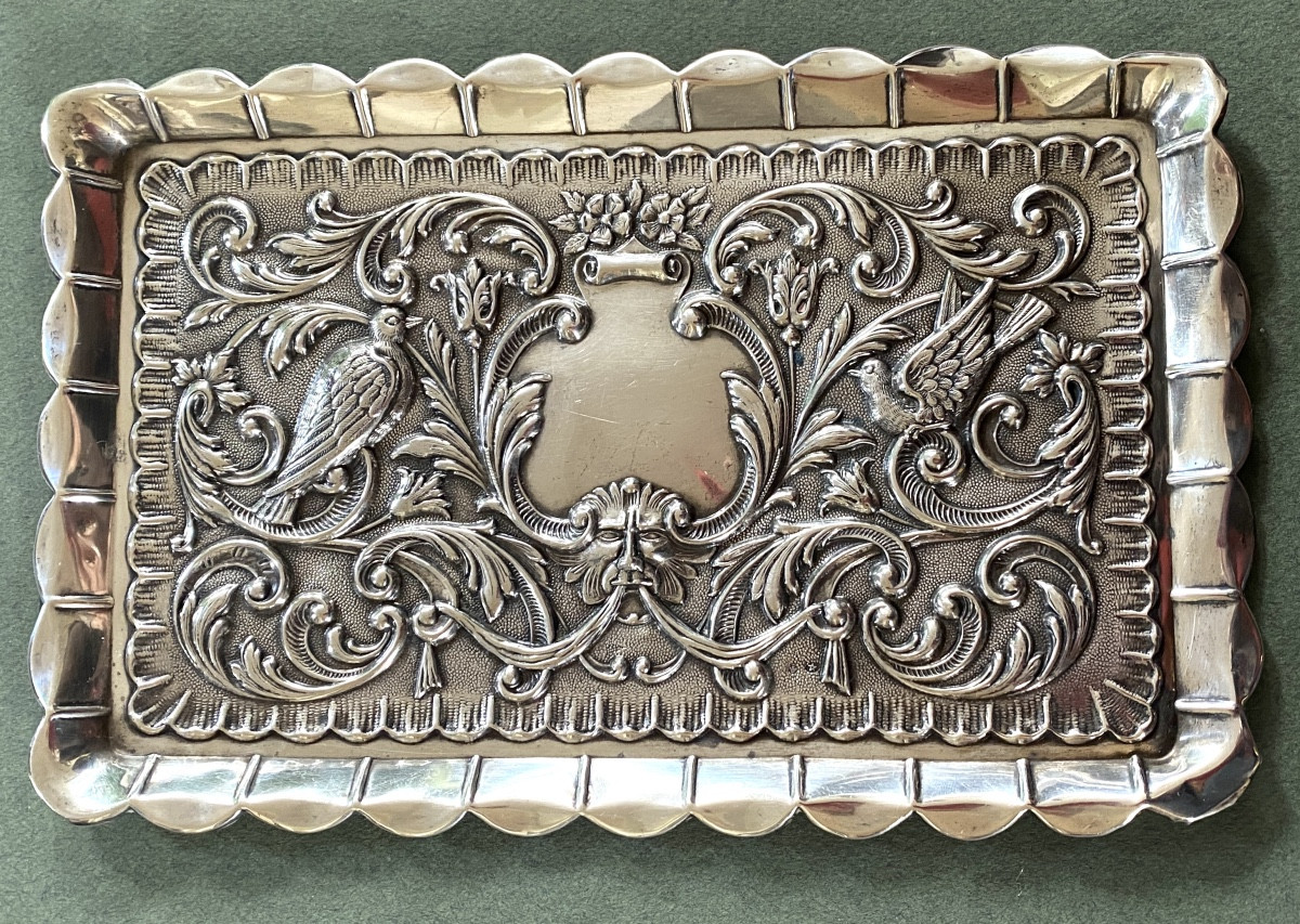 Plateau en argent massif. Espagne début XXème. Décor oiseaux, fleurs, arabesques et mascaron. 