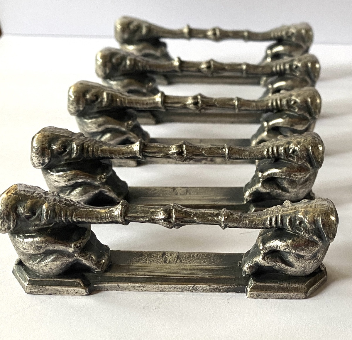 Suite de onze porte-couteaux en métal argenté Art Déco. Éléphants. -photo-2