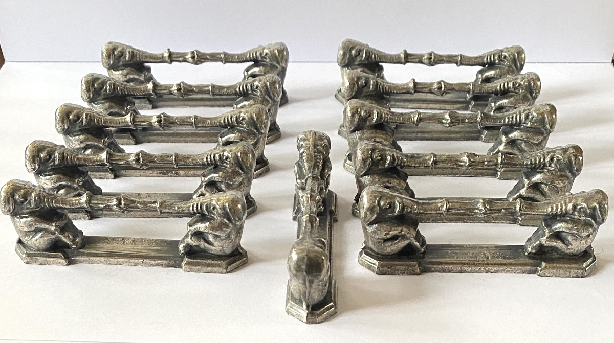 Suite de onze porte-couteaux en métal argenté Art Déco. Éléphants. 