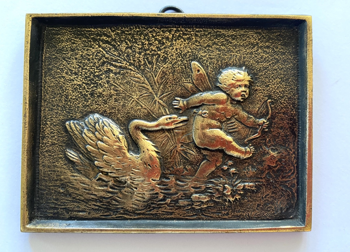 Paire de petits bas-reliefs en bronze XIXème. Angelots poursuivis par un cygne et un échassier.-photo-2