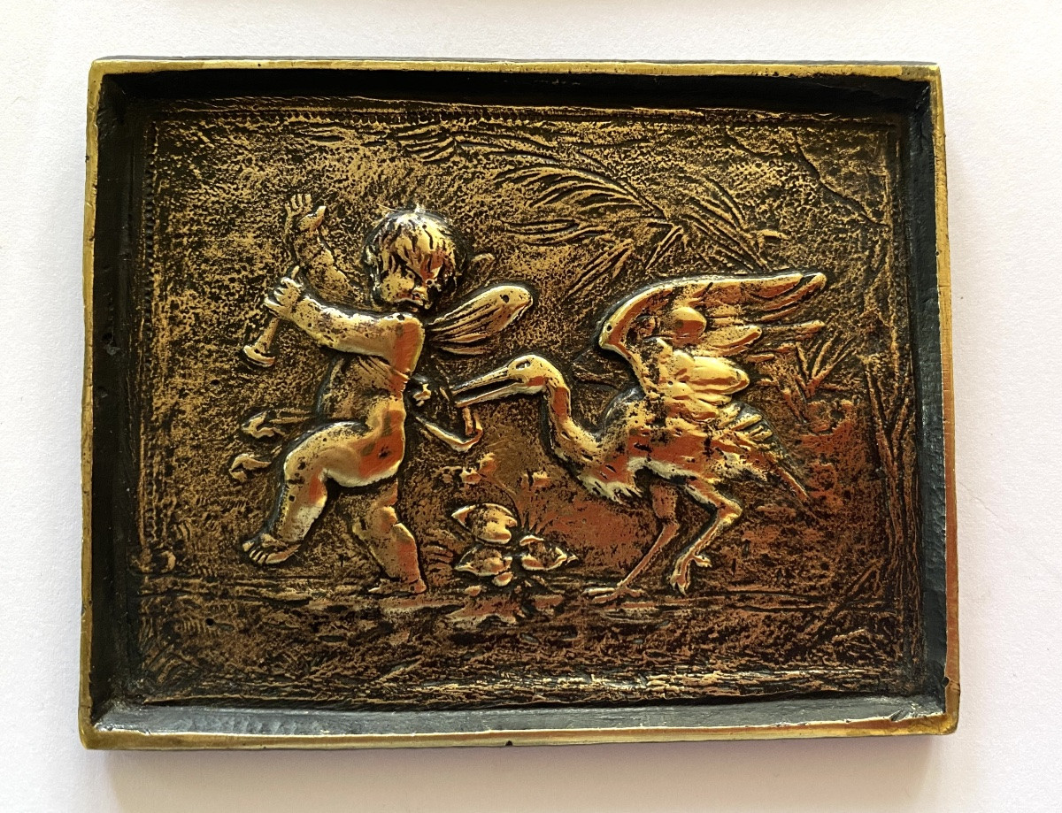 Paire de petits bas-reliefs en bronze XIXème. Angelots poursuivis par un cygne et un échassier.-photo-3