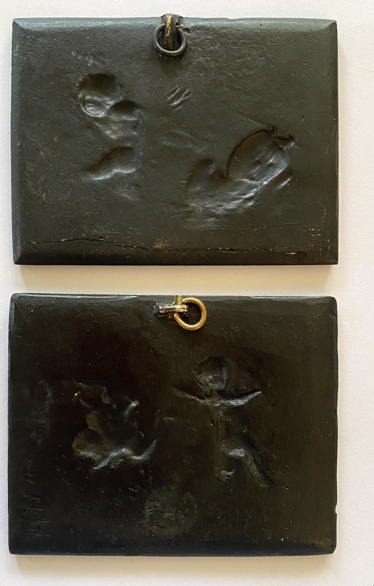 Paire de petits bas-reliefs en bronze XIXème. Angelots poursuivis par un cygne et un échassier.-photo-4