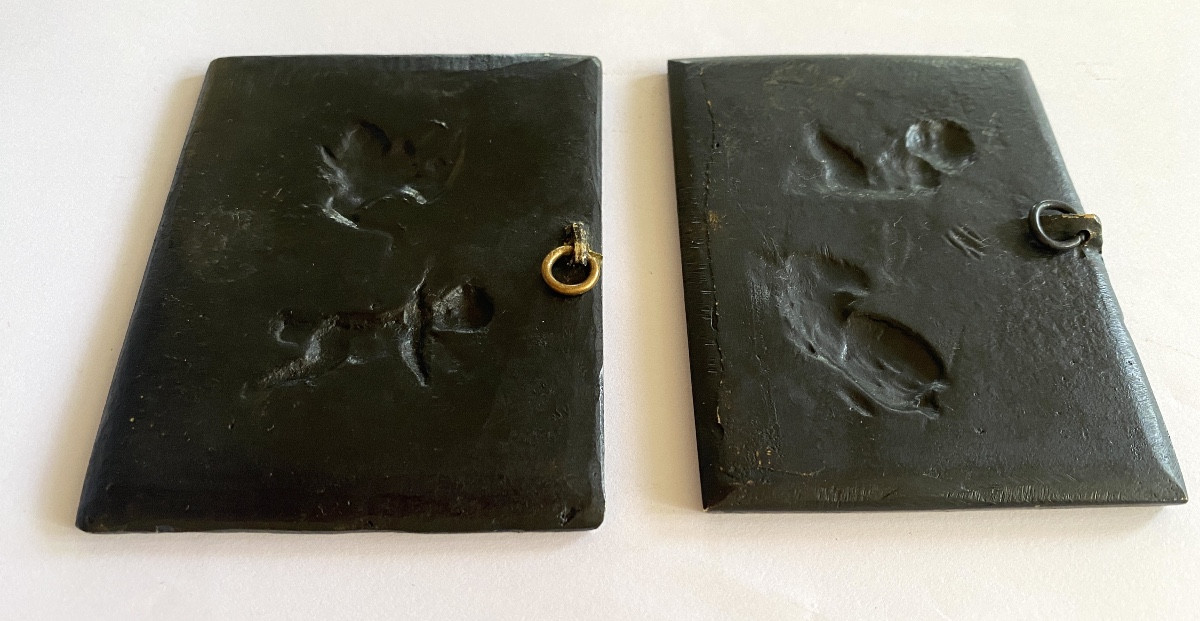 Paire de petits bas-reliefs en bronze XIXème. Angelots poursuivis par un cygne et un échassier.-photo-1