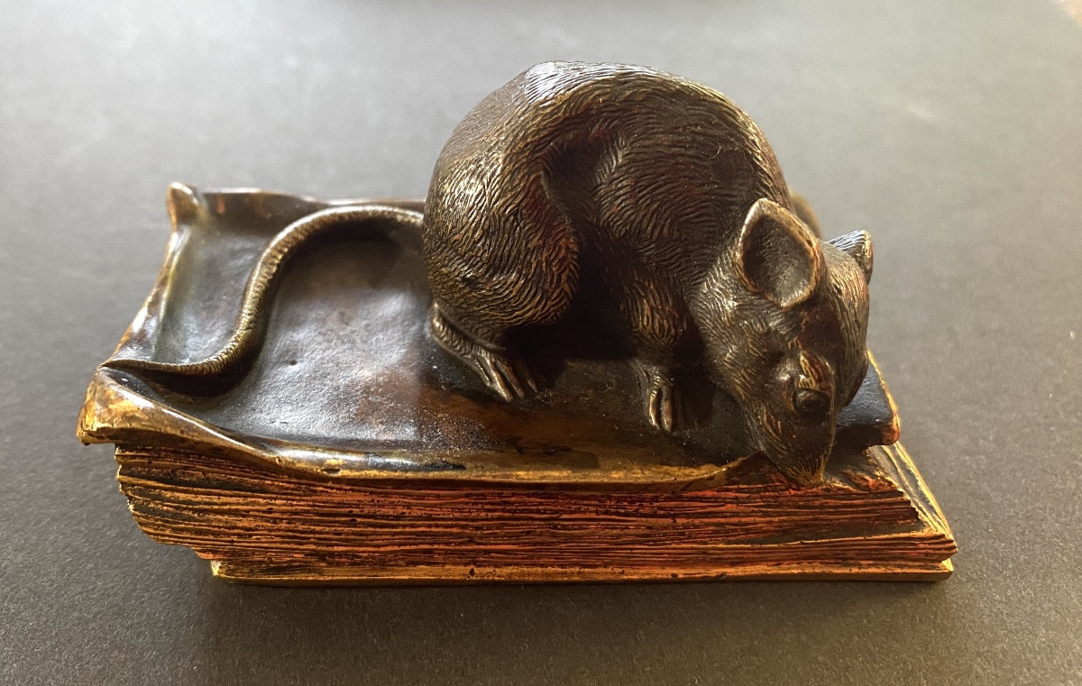 Souris grignotant un livre. Bronze animalier. Presse-papiers en bronze XIXème. 