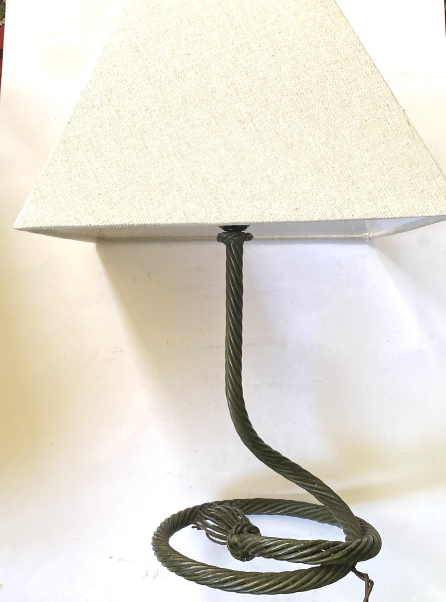 Pied de lampe en métal forgé en trompe-l’œil de corde nouée. Patine gris-vert.  Années 80. -photo-3