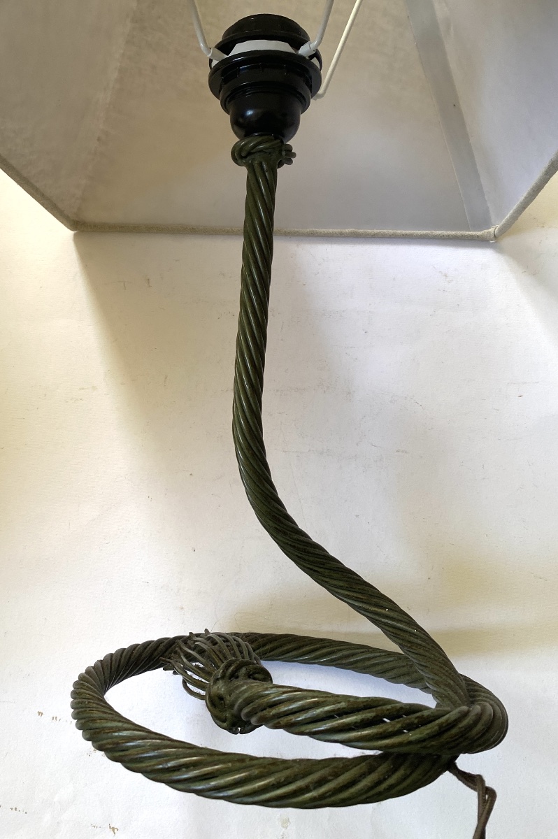 Pied de lampe en métal forgé en trompe-l’œil de corde nouée. Patine gris-vert.  Années 80. -photo-4