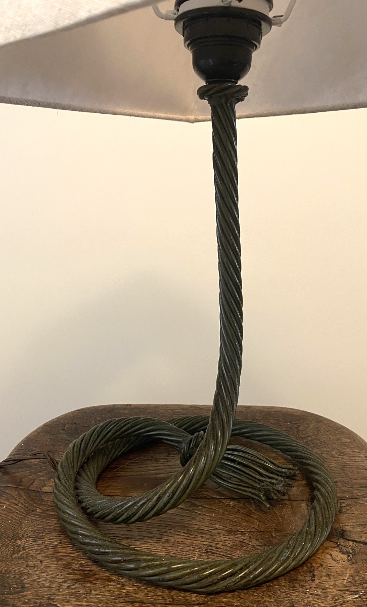 Pied de lampe en métal forgé en trompe-l’œil de corde nouée. Patine gris-vert.  Années 80. 