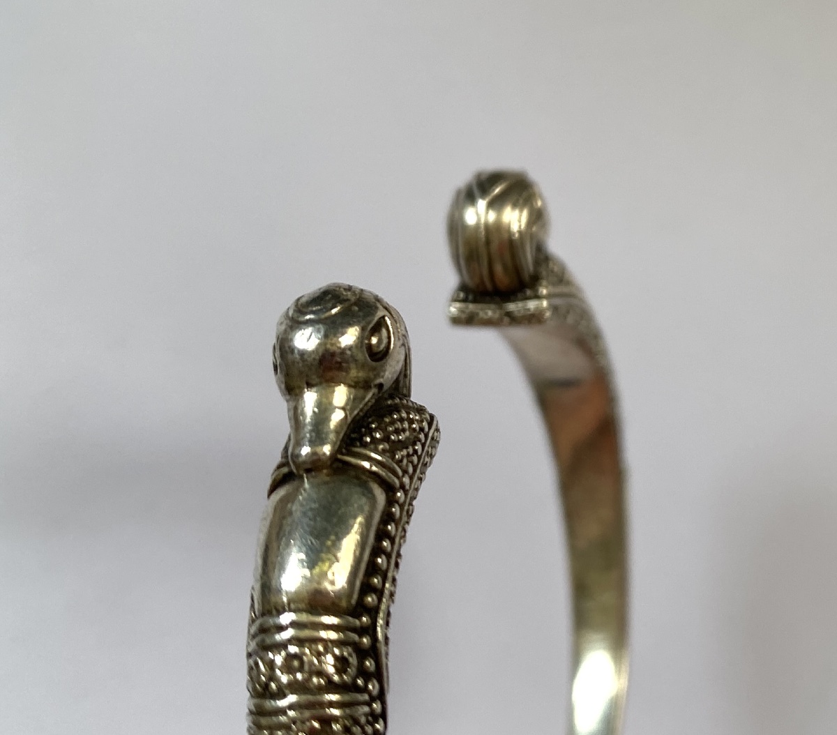 Arthus Bertrand pour le Louvre. Bracelet jonc ouvert en argent. Décor têtes de canards. -photo-2