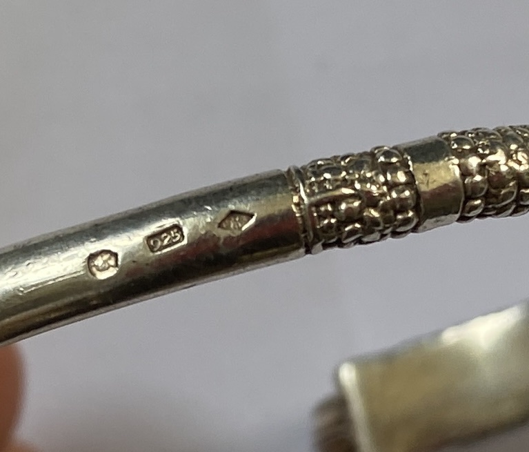 Arthus Bertrand pour le Louvre. Bracelet jonc ouvert en argent. Décor têtes de canards. -photo-4