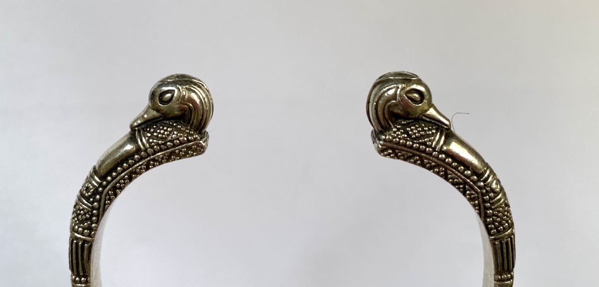 Arthus Bertrand pour le Louvre. Bracelet jonc ouvert en argent. Décor têtes de canards. -photo-1