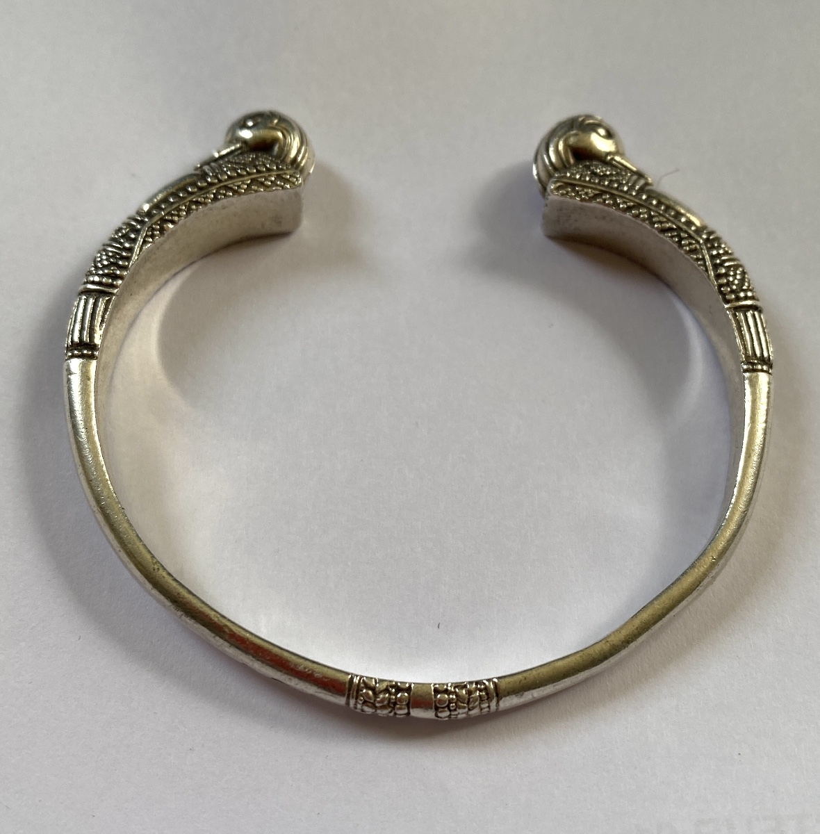 Arthus Bertrand pour le Louvre. Bracelet jonc ouvert en argent. Décor têtes de canards. -photo-2